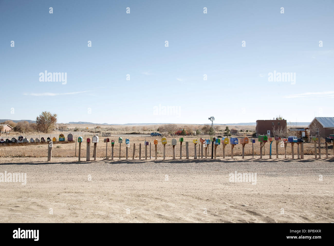 Une longue rangée de boîtes aux lettres dans le côté du pays Banque D'Images