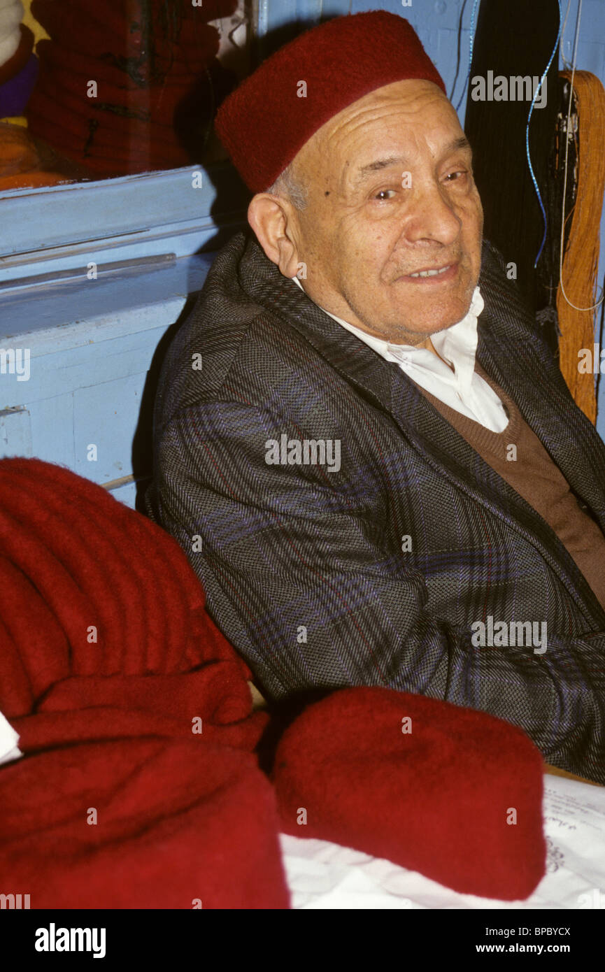 Un homme portant un chapeau traditionnel Tunisien, une Chechia, assis à  côté d'un nouvel approvisionnement en vente Photo Stock - Alamy