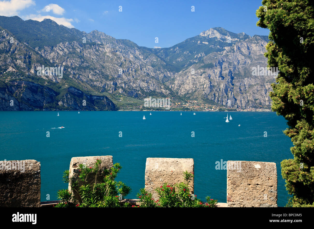 Vue sur le lac de Garde à partir de murs du château de Malcesine, Vérone, Italie Banque D'Images
