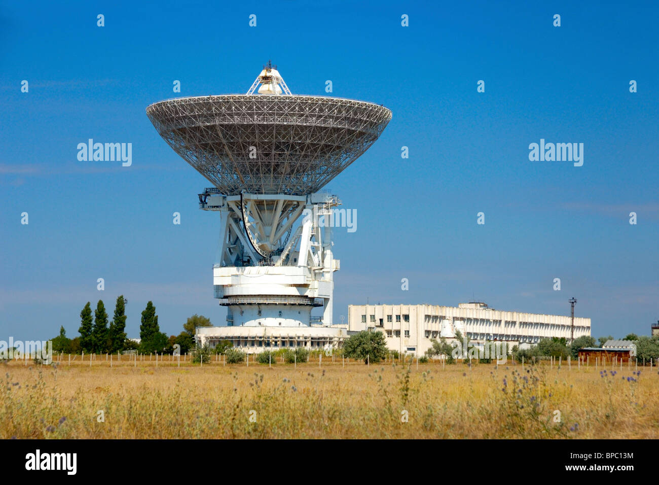 Porabolic au centre de contrôle de l'espace plat en Crimée Ukraine Banque D'Images