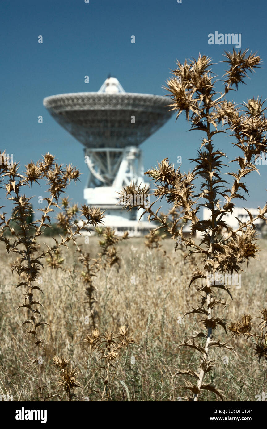 Porabolic au centre de contrôle de l'espace plat en Crimée, l'Ukraine est un concept de rayonnement Banque D'Images