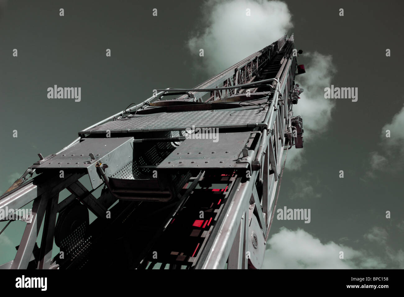 En acier, camion échelle menant au ciel gris Banque D'Images