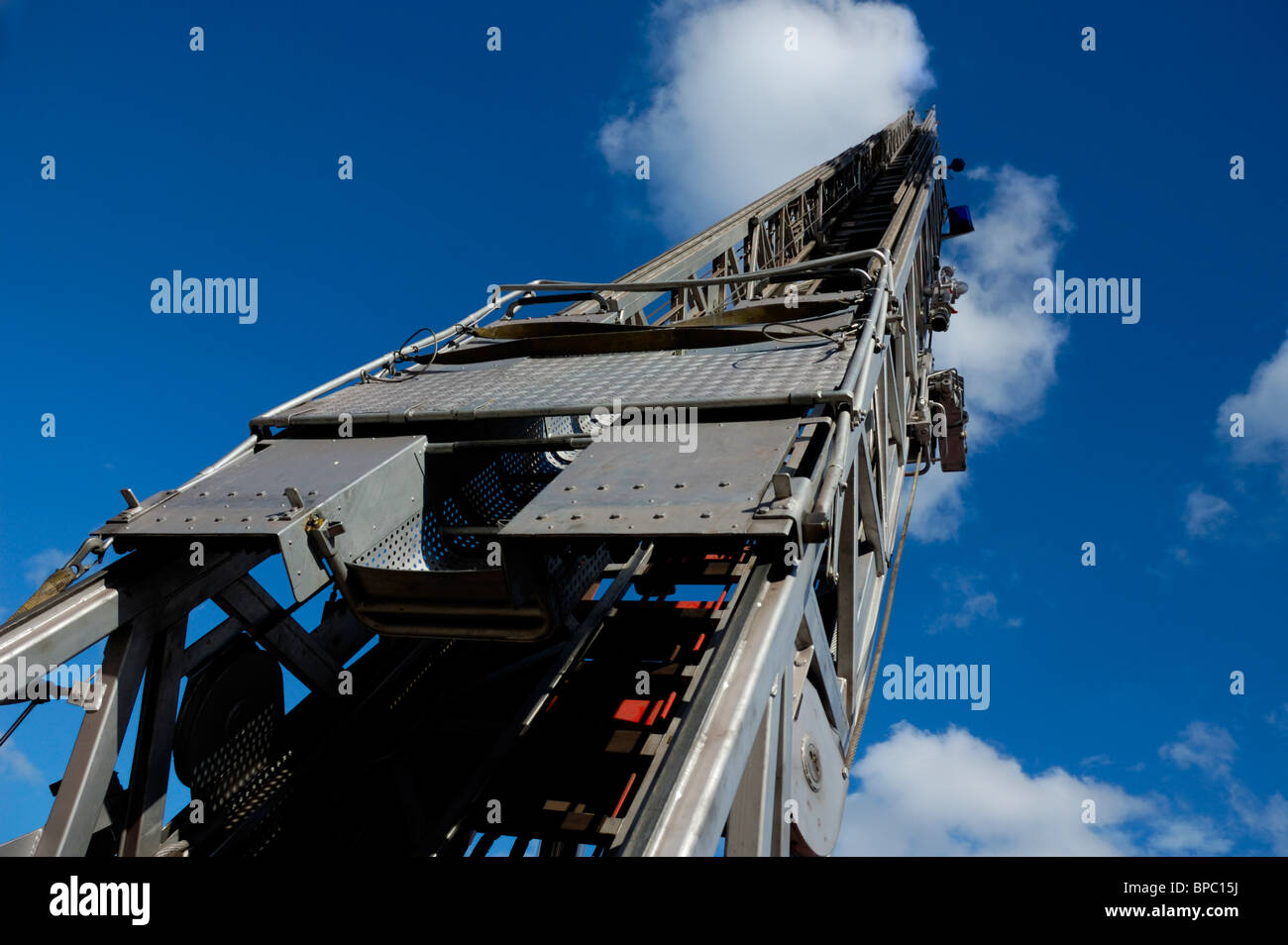 En acier, camion échelle menant au ciel bleu Banque D'Images