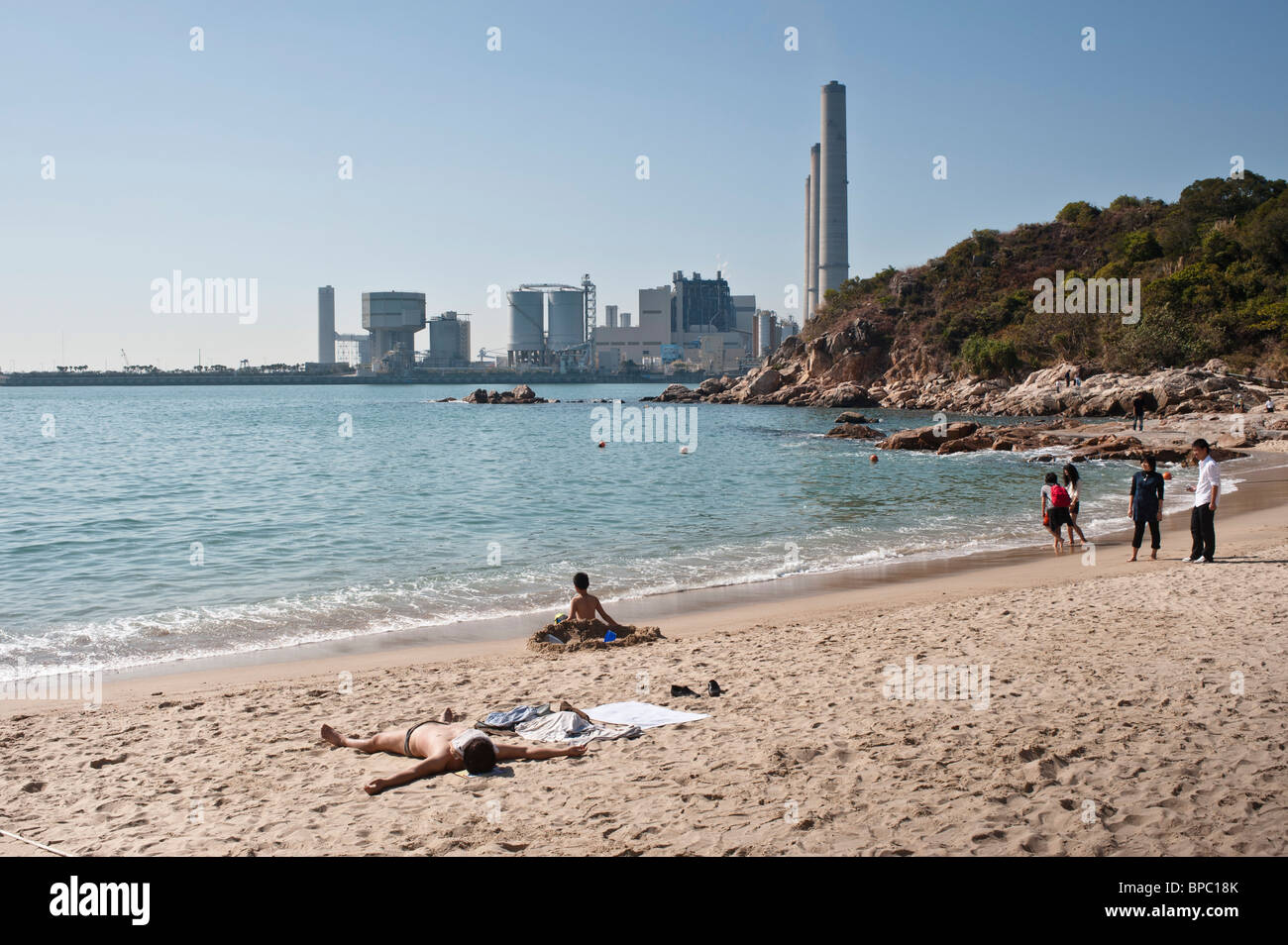 Hong Kong, le Lamma Power Station en face de Hung Shing Yeh Beach. Banque D'Images