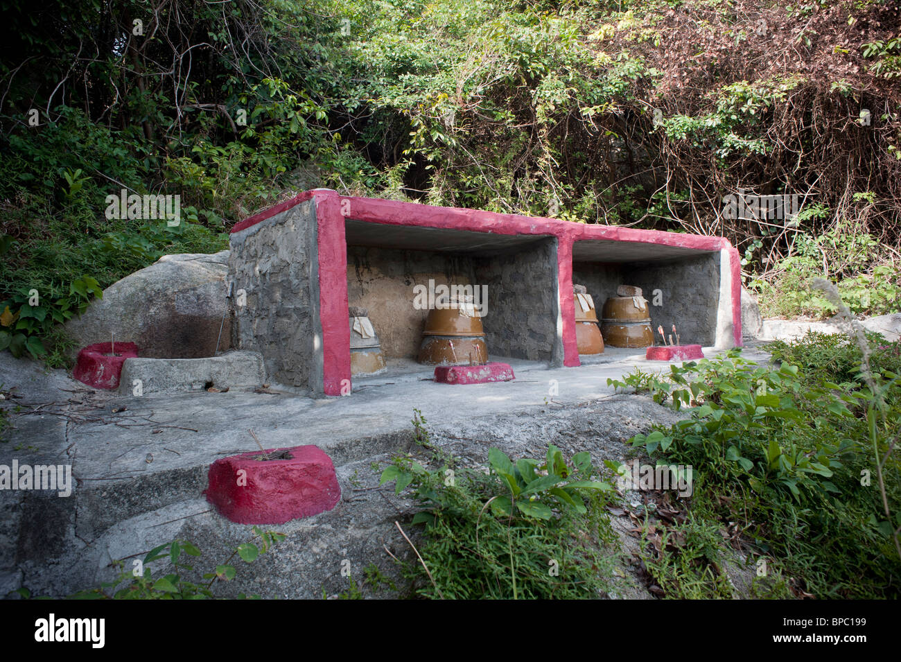 Hong Kong, l'île de Lamma, le vieux village de Mo Tat. De nombreuses maisons traditionnelles déserté et certains sont en train de s'effondrer. Tombes Portable Banque D'Images