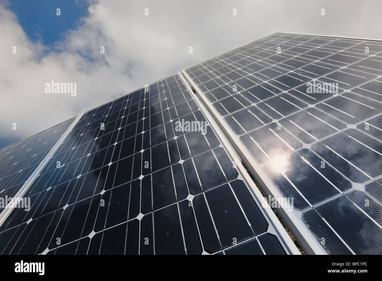 Tarifa, Cadix, Andalousie, Espagne ; panneaux solaires sur un bâtiment Banque D'Images