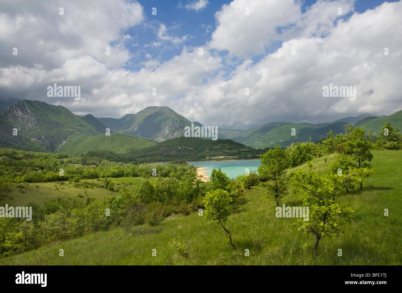 Castel San Vincenzo, Molise, Italie ; Paysage de printemps à lago di Castel San Vincenzo Banque D'Images