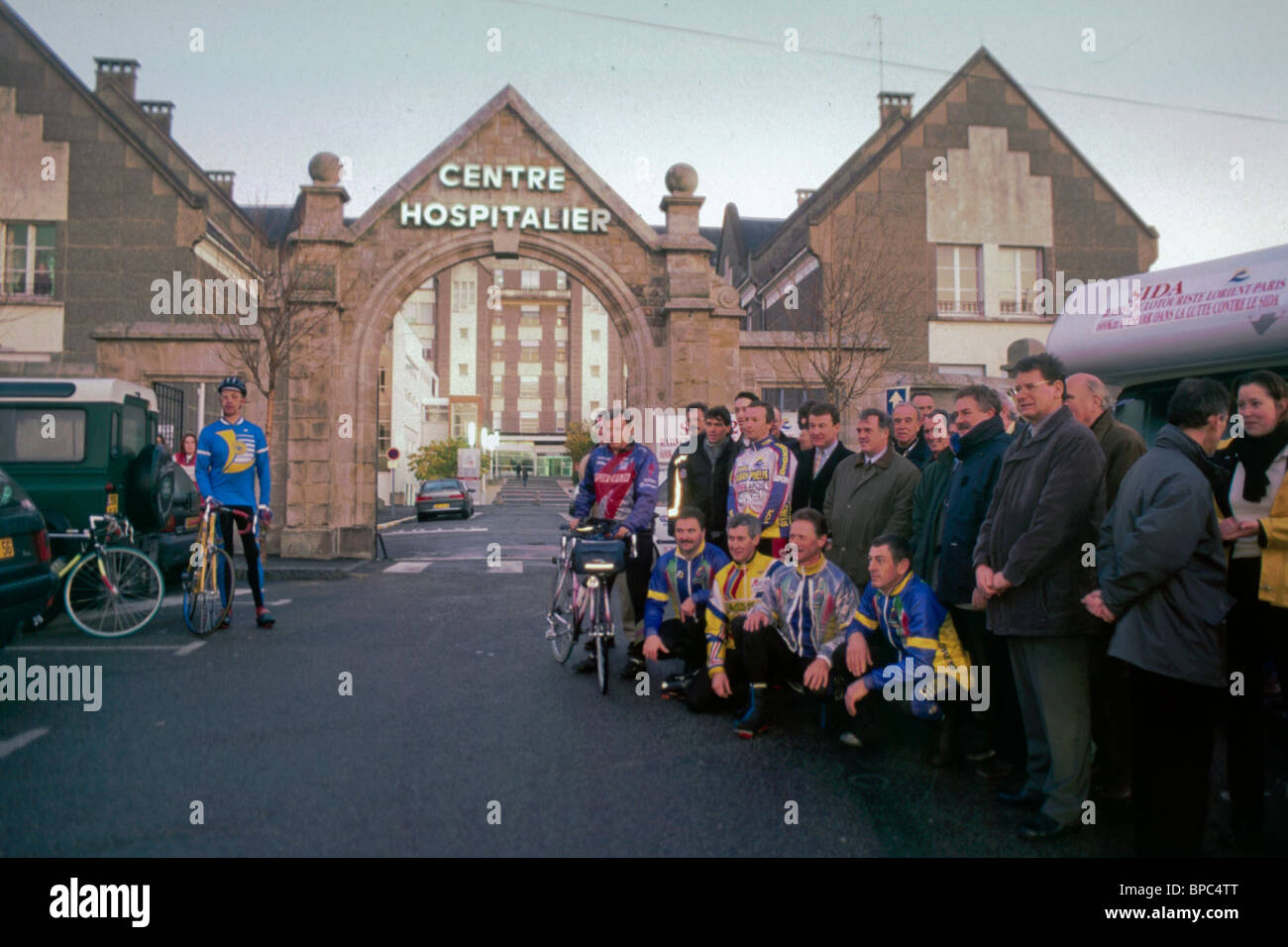 Paris, France - foule nombreuse, audience sportive à AIDS Bike-a-thon Fundfunding Event, Bretagne à Paris Sidaction 'sida 2000' (pour Thierry Rousseau) signe de l'hôpital français, bénévoles aidant la communauté, Banque D'Images