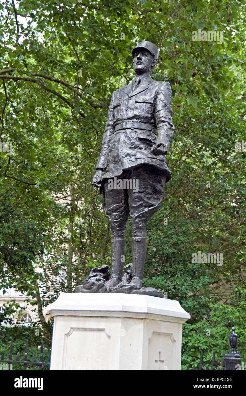 Statue du général Charles de Gaulle en face du siège des Forces françaises libres, à Londres Banque D'Images