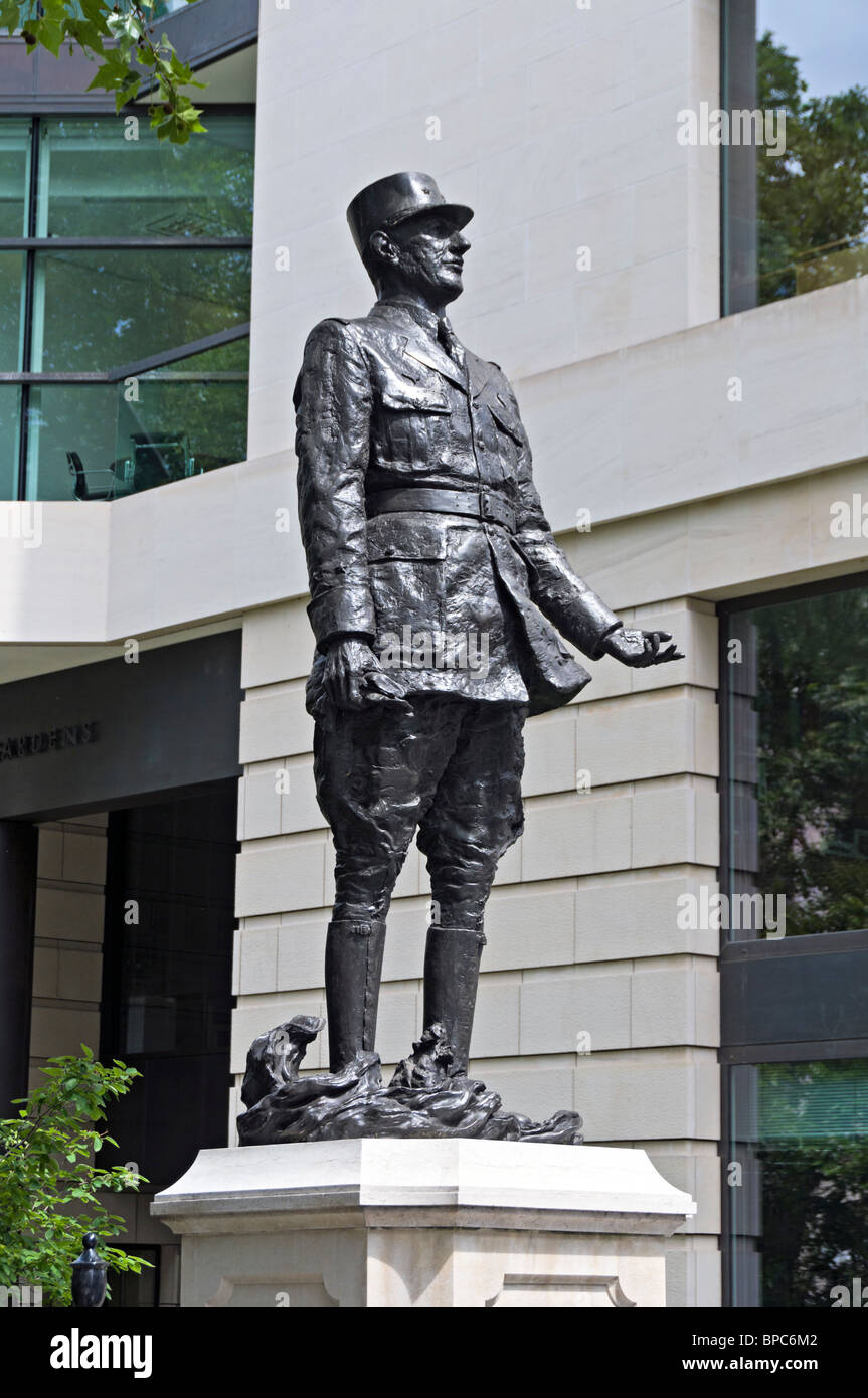 Statue du général Charles de Gaulle en face du siège des Forces françaises libres, à Londres Banque D'Images