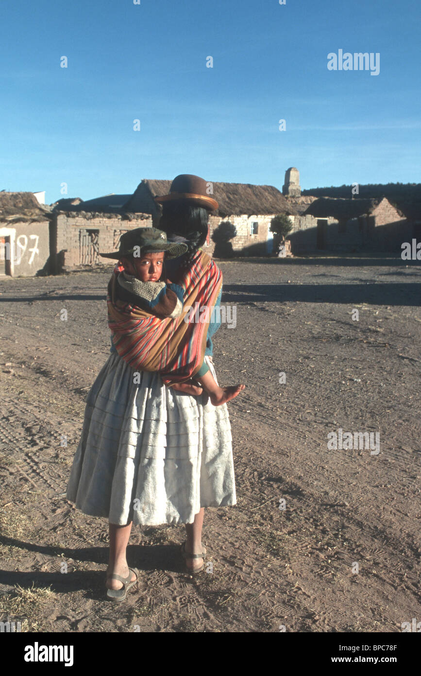 L'aymara indigènes de la Bolivie femme et enfant dans les Andes Altiplano Banque D'Images