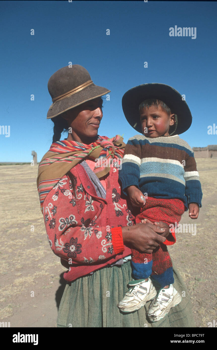 L'aymara indigènes de la Bolivie femme et enfant dans les Andes Altiplano Banque D'Images