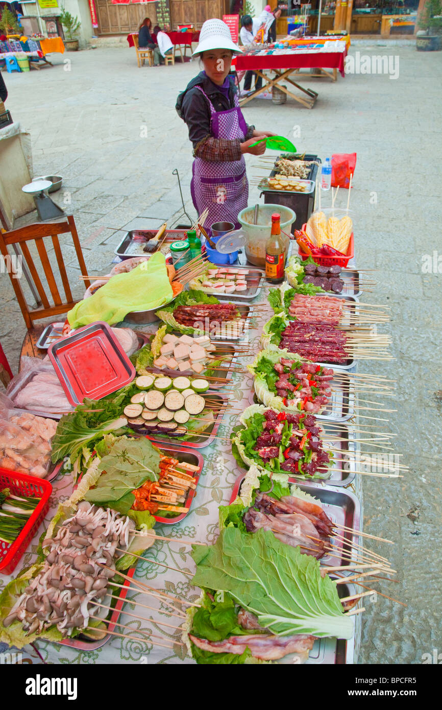 Brochettes cuisson dans Shangri-La Zhongdian ou dans la province du Yunnan, Chine Banque D'Images