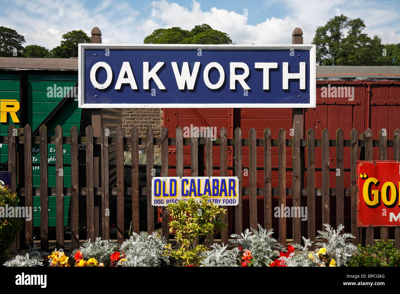 La gare de Oakworth, signe d'une valeur de Keighley et Valley Railway, Oakworth, West Yorkshire, Angleterre, Royaume-Uni. Banque D'Images