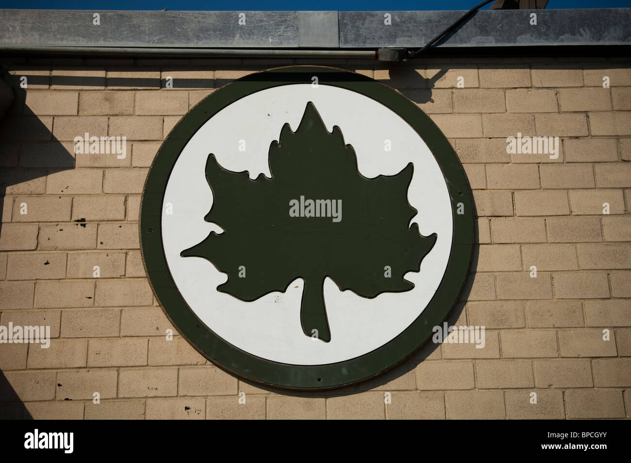 Logo sur le toit de la NYC Parks and Recreation Dept. de l'administration sur Randall's Island à New York Banque D'Images