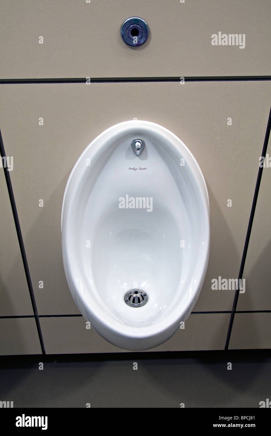 Mans un urinoir dans une toilette publique Banque D'Images