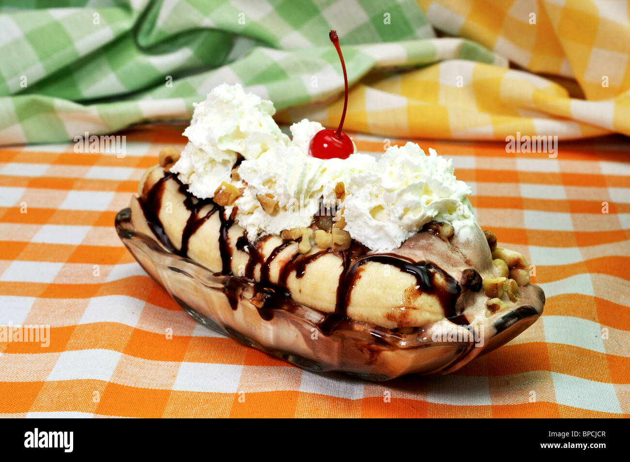 Banana split sur table avec nappe à carreaux. Banque D'Images