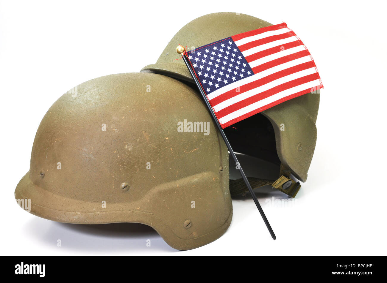 Les casques militaires en Kevlar et drapeau américain isolé sur fond blanc. Banque D'Images
