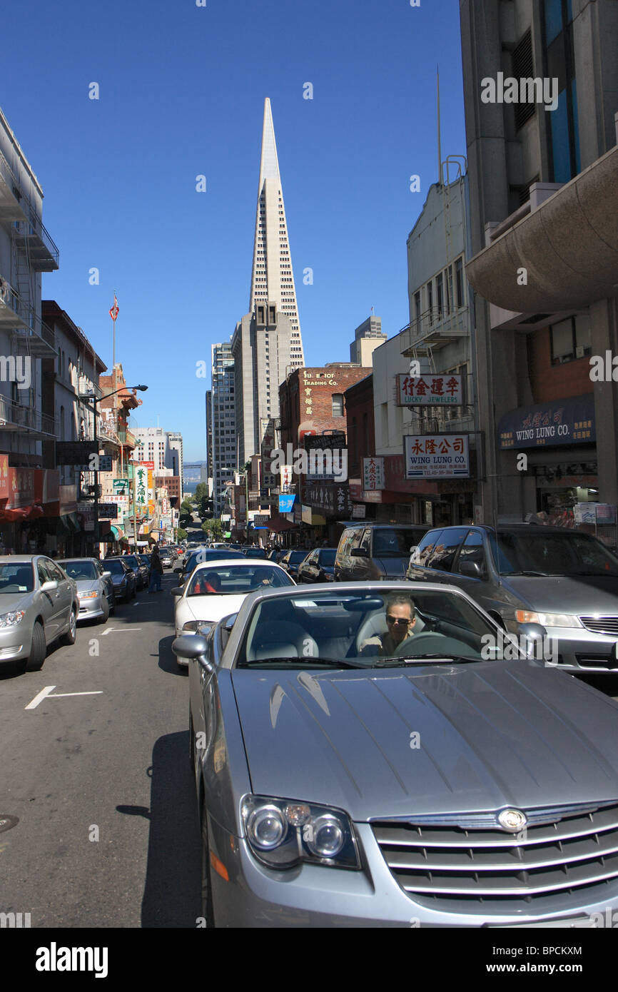 Une rue avec des voitures en face de la Transamerica Pyramid, San Francisco, États-Unis Banque D'Images