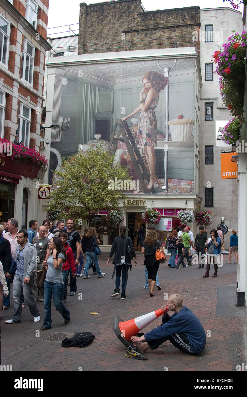 Sans-abri de Londres musique murale cône trafic mendiant Banque D'Images
