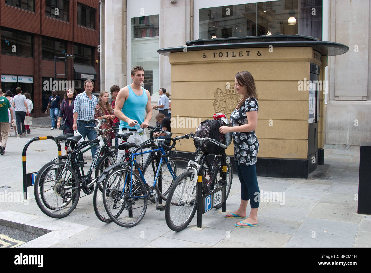 Des vélos porte vélo cycle deux toilettes publiques parc Banque D'Images