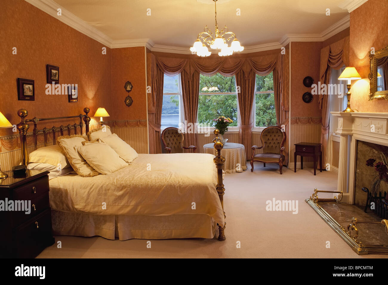 Chambre luxueuse avec un lit en laiton Banque D'Images