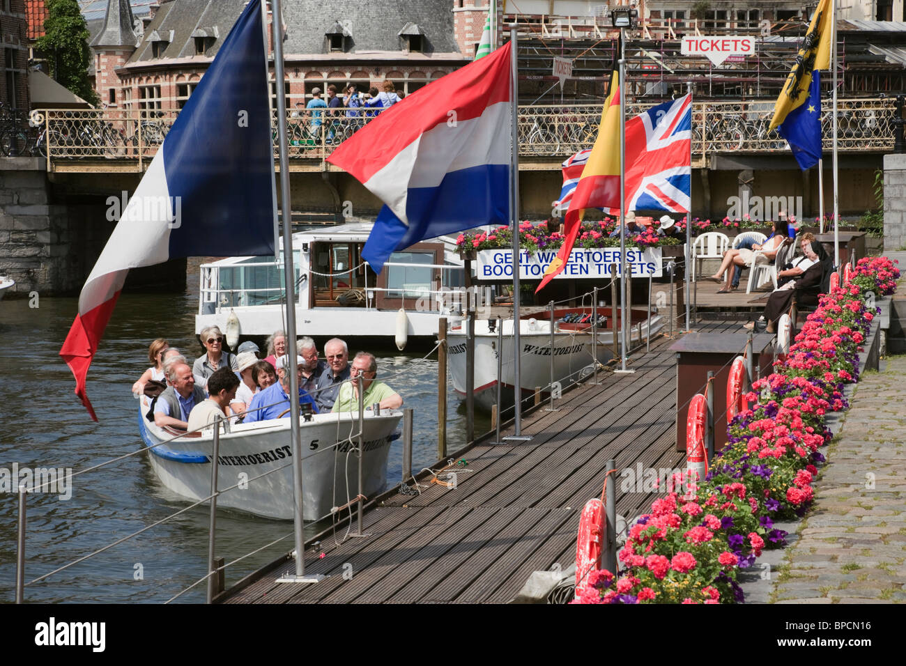 Graslei Quay, Gand, Flandre orientale, Belgique, Europe. Les touristes des bateaux touristiques sur la rivière Lys quay dans le centre historique Banque D'Images