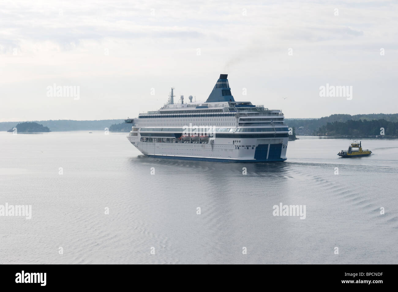 Près de ferry Suède côte tôt le matin Banque D'Images