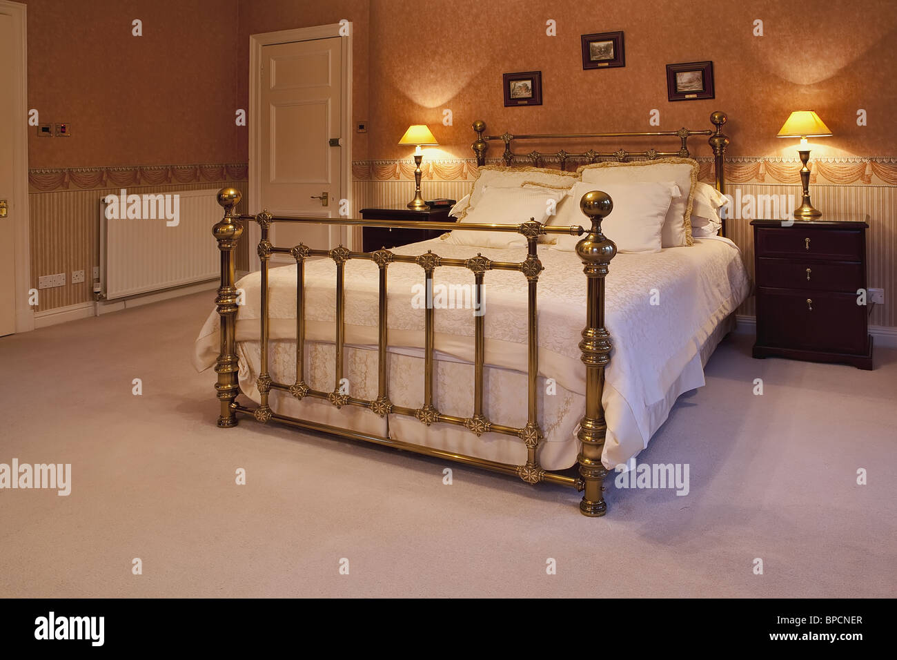 Grand lit king size dans une chambre luxueuse Banque D'Images