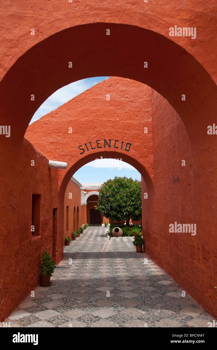Cours intérieures et de l'architecture de la monastère de Santa Catalina à Arequipa, Pérou, Amérique du Sud. Banque D'Images