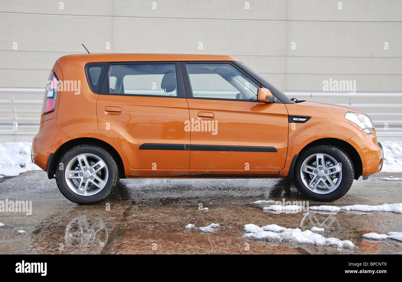 Kia Soul 1.6 - MA 2008 - orange - cinq portes (5D) - sous-compacte populaire coréen mini van voiture, petit monospace - espace de stationnement, parking gratuit Banque D'Images