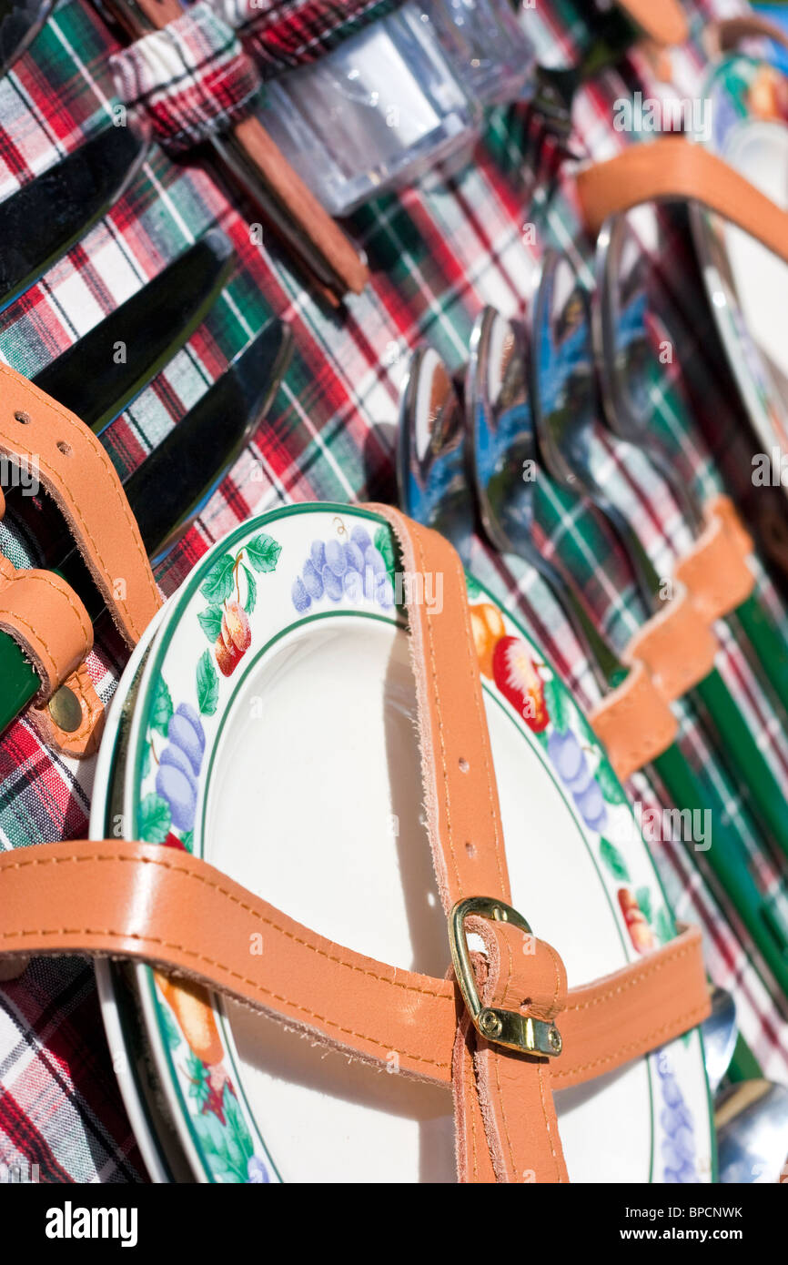 Ensemble de vaisselle dans le panier à pique-nique Banque D'Images