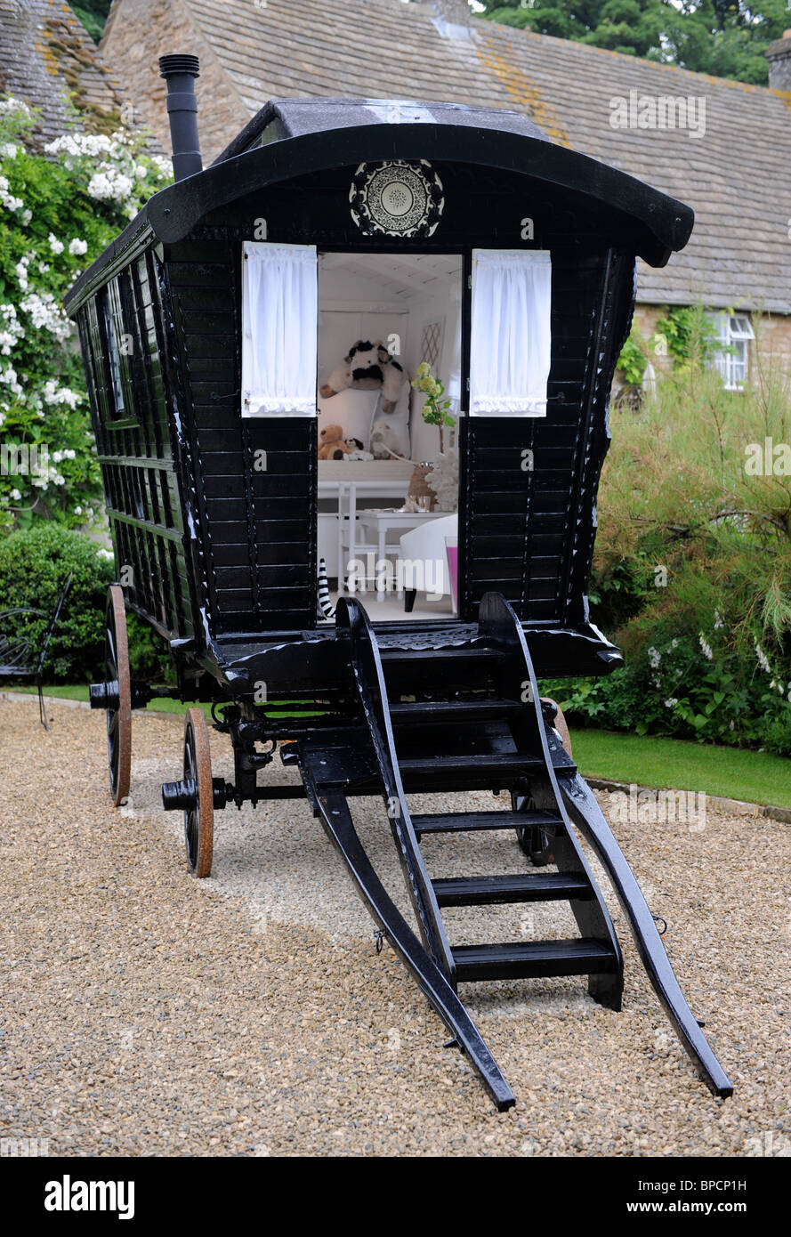 Un wagon de voyageurs traditionnels ou roulotte avec Felicity Loudon's Victorian showman's intérieur caravane Banque D'Images