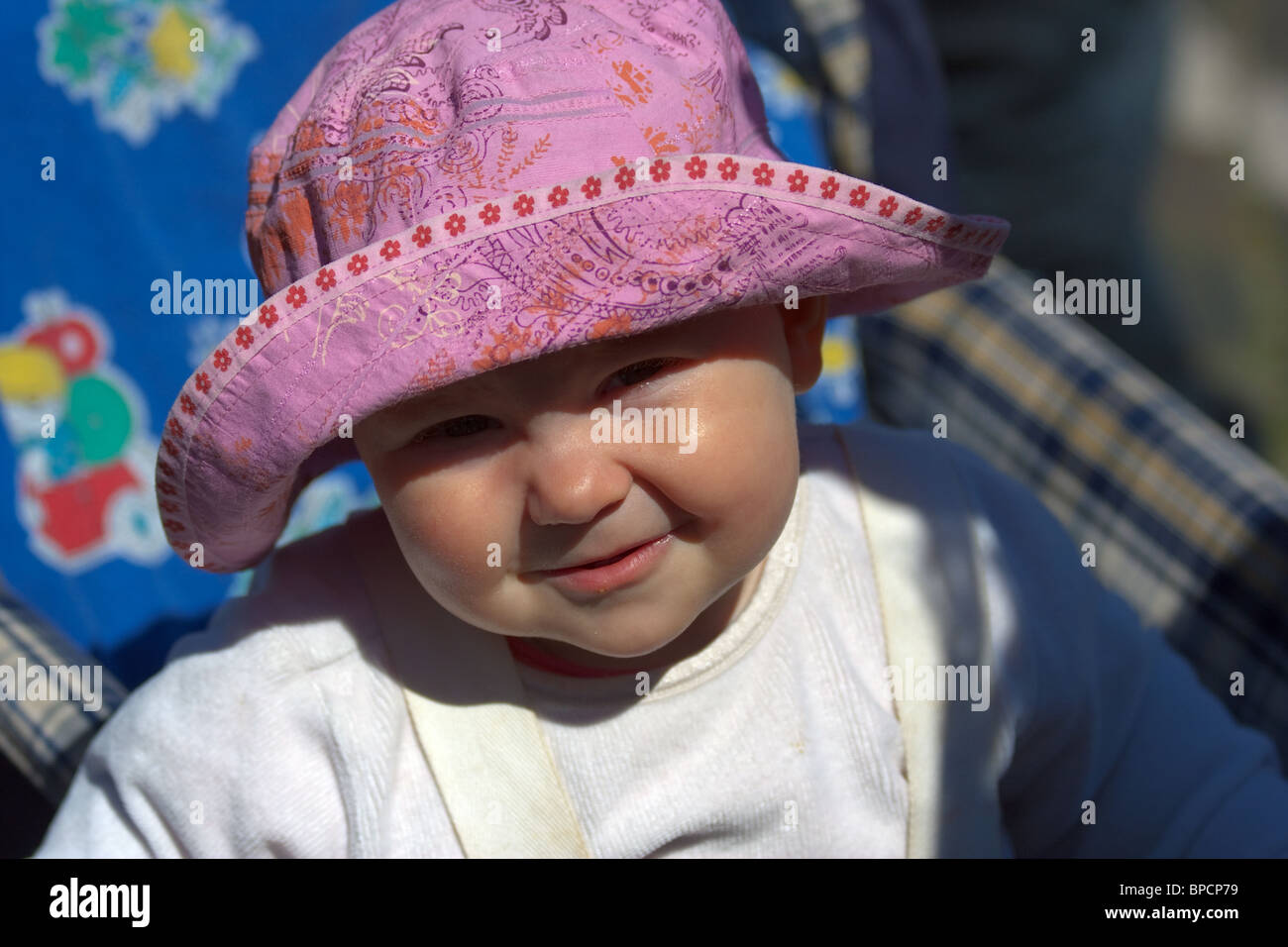 Close Up De Bebe Adorable Avec Des Joues Rondes Et Jolie Chapeau Marin Plaisir D Expression L Horizontale Photo Stock Alamy