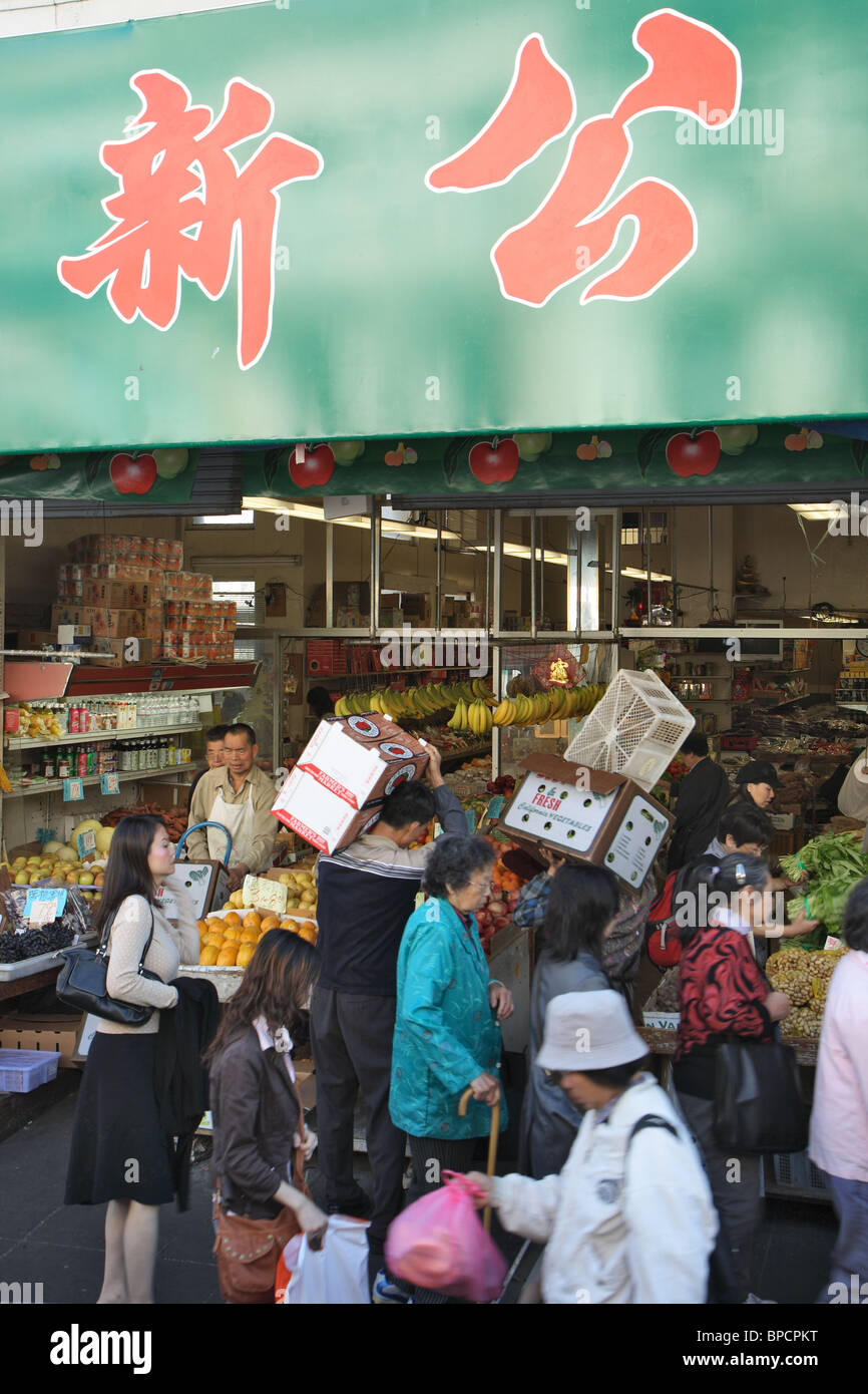 Le peuple chinois shopping dans le quartier chinois, San Francisco, États-Unis Banque D'Images