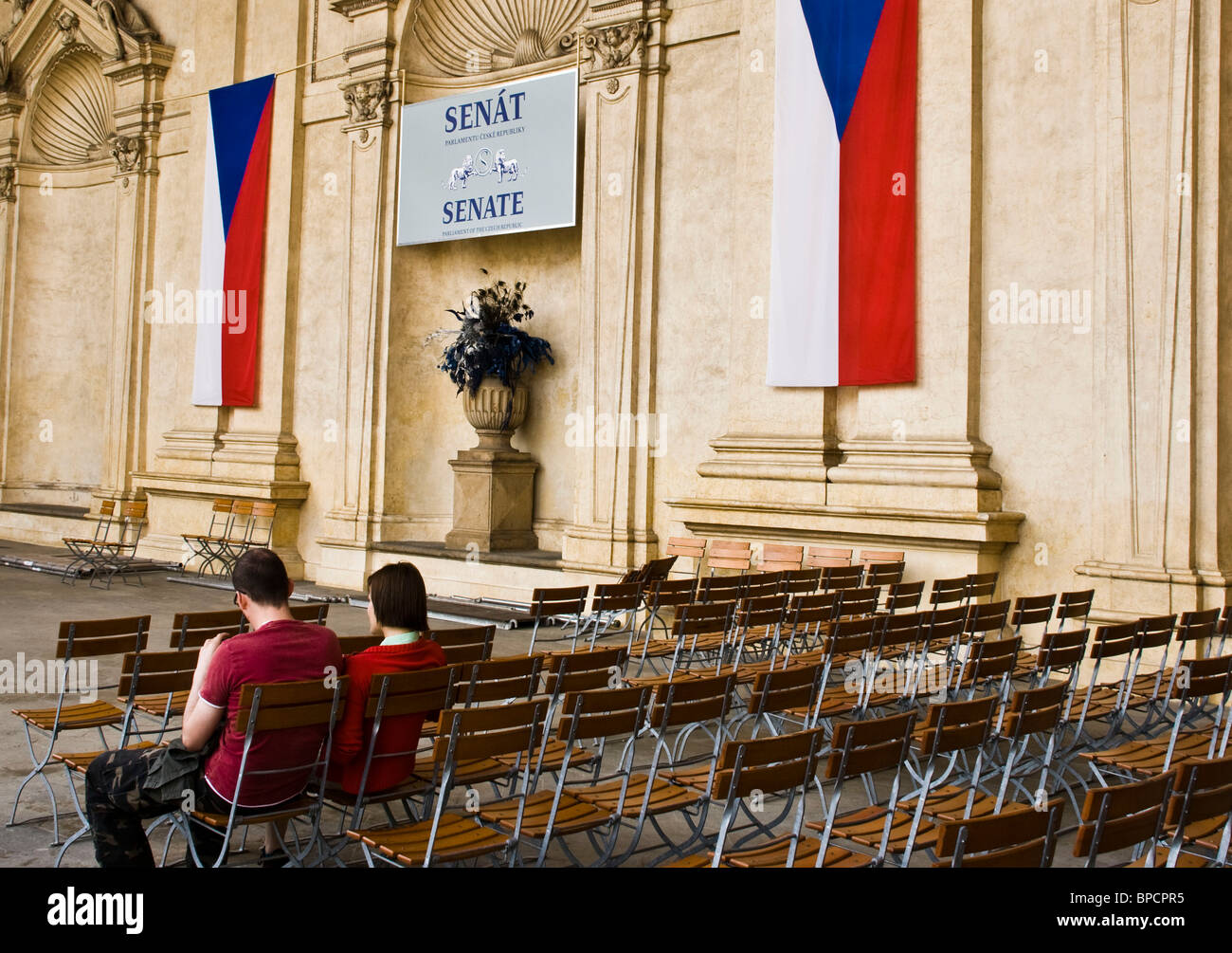 Les touristes assis dans le style baroque Sala Terrana (Pavilion) Jardins Wallenstein Prague République Tchèque Europe Banque D'Images