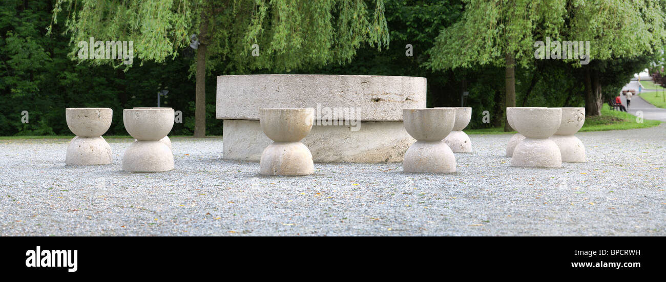 La Table du silence est faite à partir de calcaire à l'origine, les douze chaises étaient beaucoup plus près de la table et ont été disposées par paires Banque D'Images