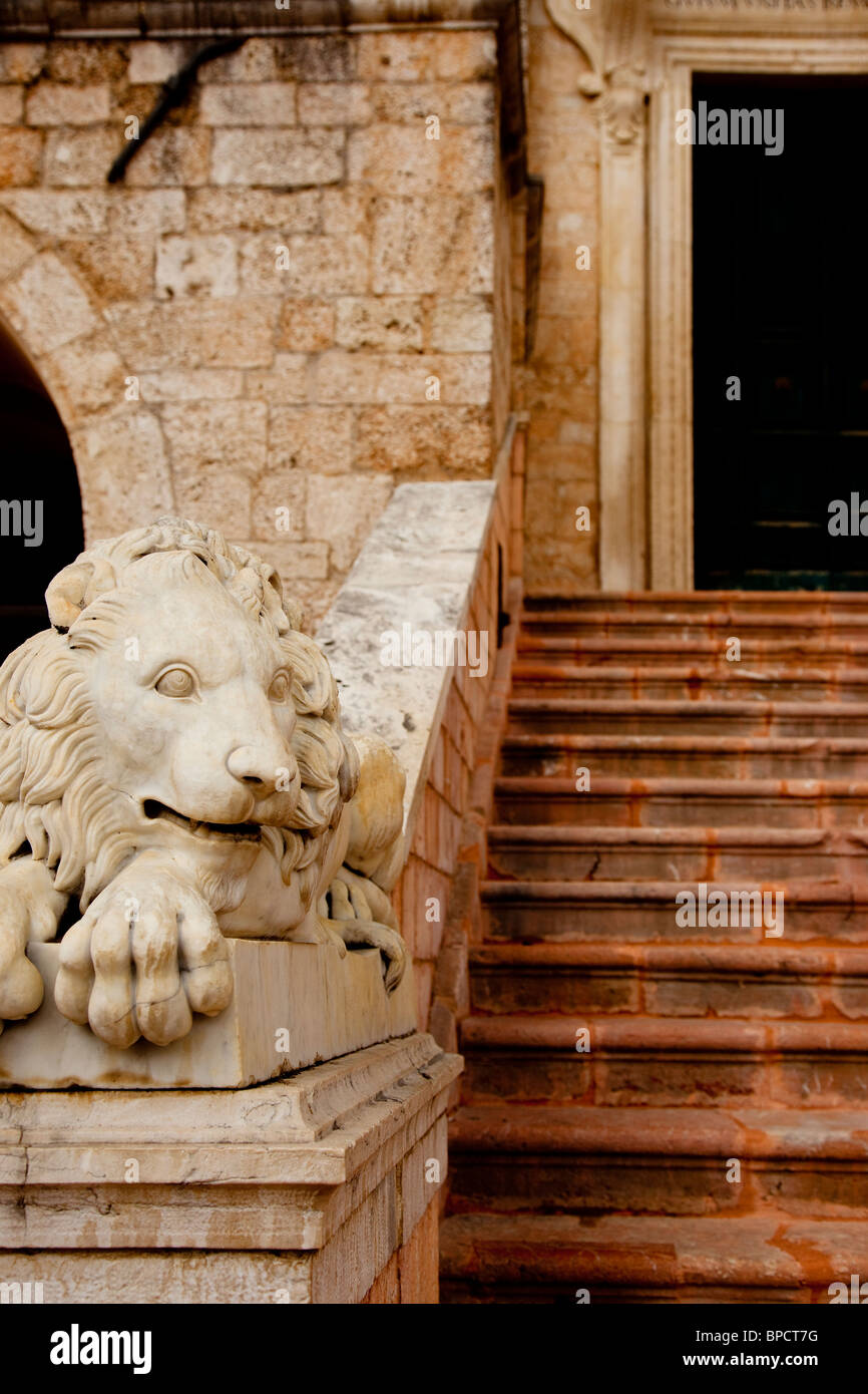 Escaliers et les détails de l'entrée avant de l'Hôtel de Ville de Norcia, Ombrie Italie Banque D'Images