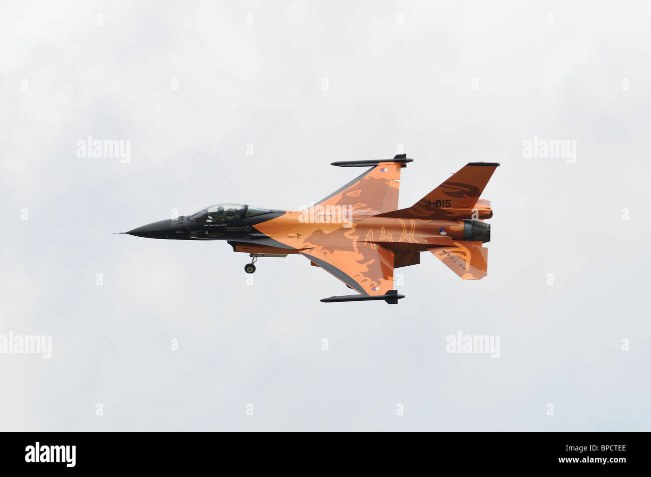 Dynamique générale F-16AM Fighting Falcon de 322/323 d'escadrons de la Force aérienne royale des Pays-Bas Leeuwarden répète son affichage à l'e Banque D'Images
