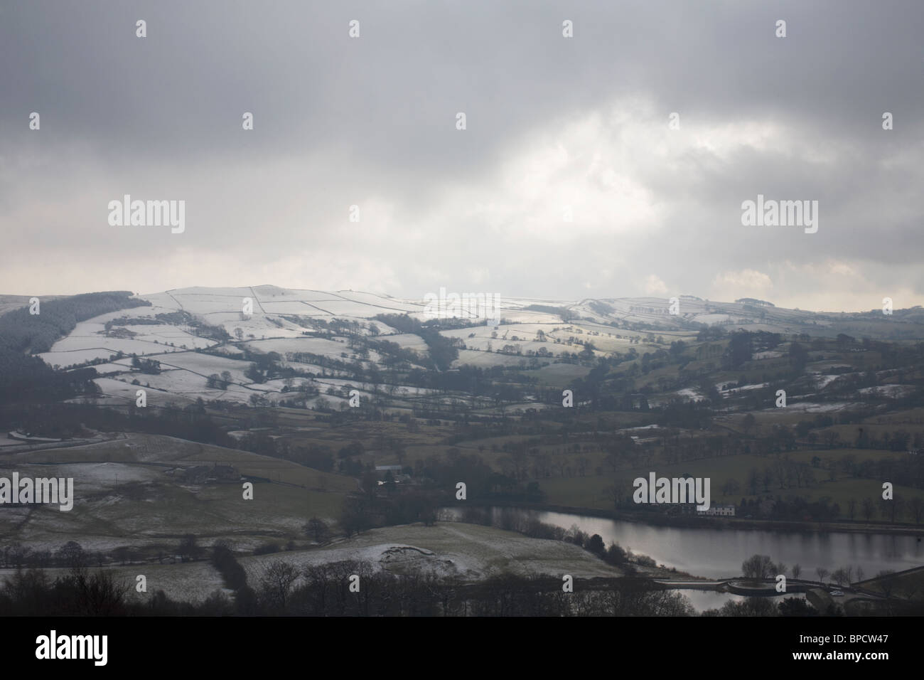 Ciel d'orage sur les collines au loin Peak District UK Banque D'Images