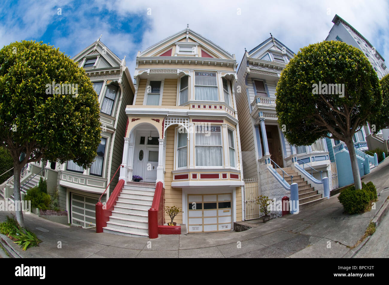 PAINTED LADIES ou une carte postale en rangée, Alamo Square, Steiner Street, San Francisco, California, USA Banque D'Images