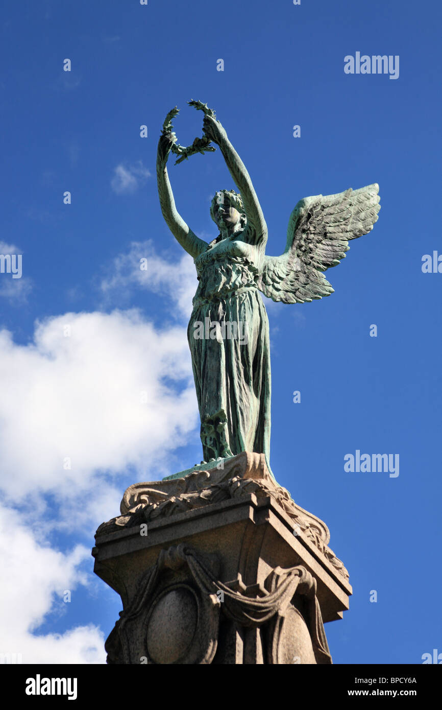 La sculpture en bronze d'un ange au-dessus de la guerre des Boers à Gateshead's memorial Saltwell Park, Tyne et Wear, Angleterre Banque D'Images