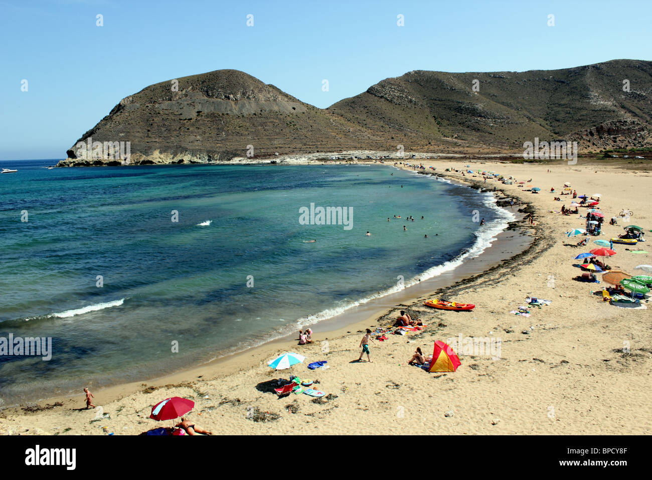 Vue de la plage à El Playazo, près de las Negras, dans le parc naturel de Cabo de Gata en Andalousie, Espagne Banque D'Images