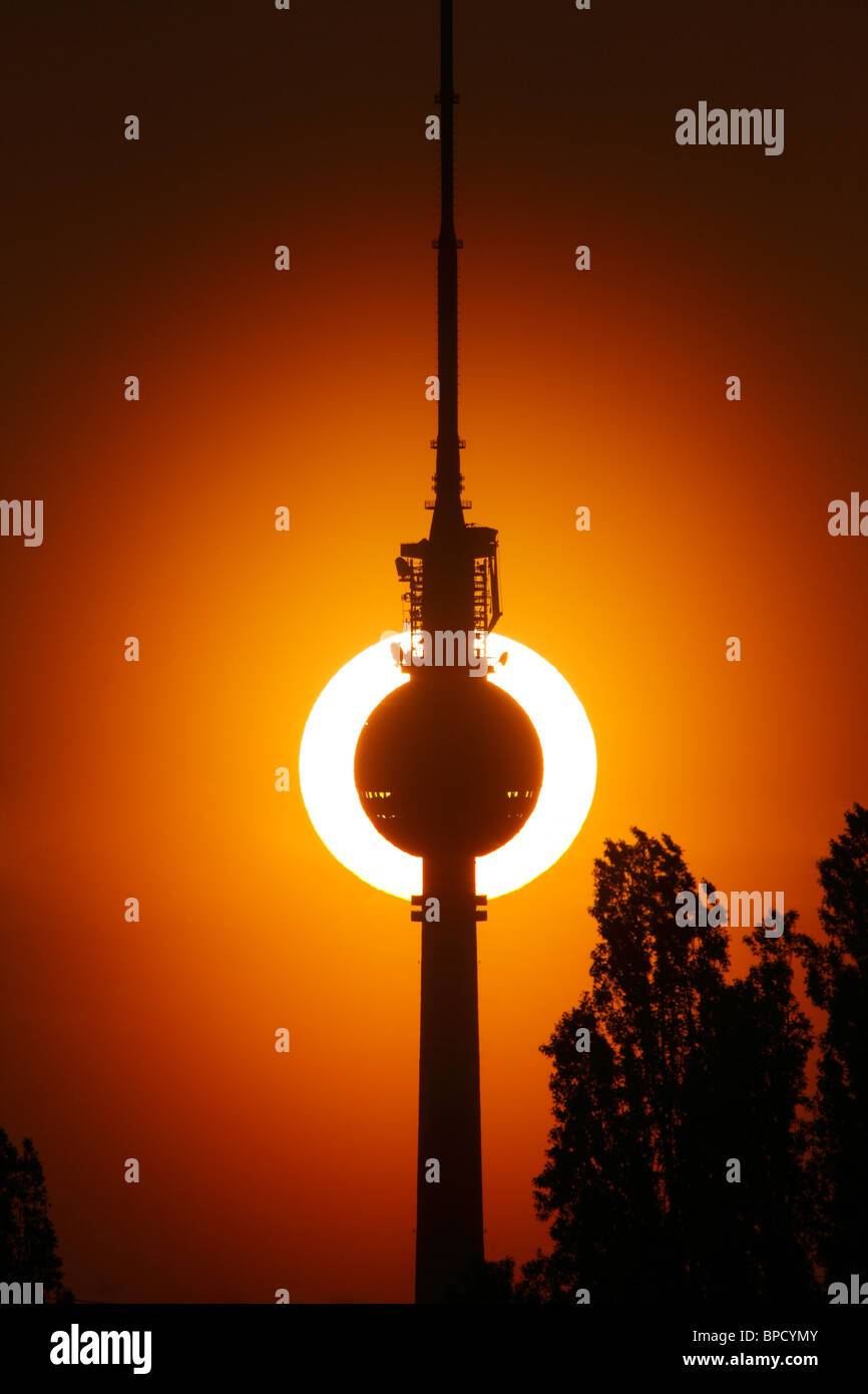 Coucher de soleil derrière la tour de télévision Fernsehturm, Berlin, Allemagne Banque D'Images