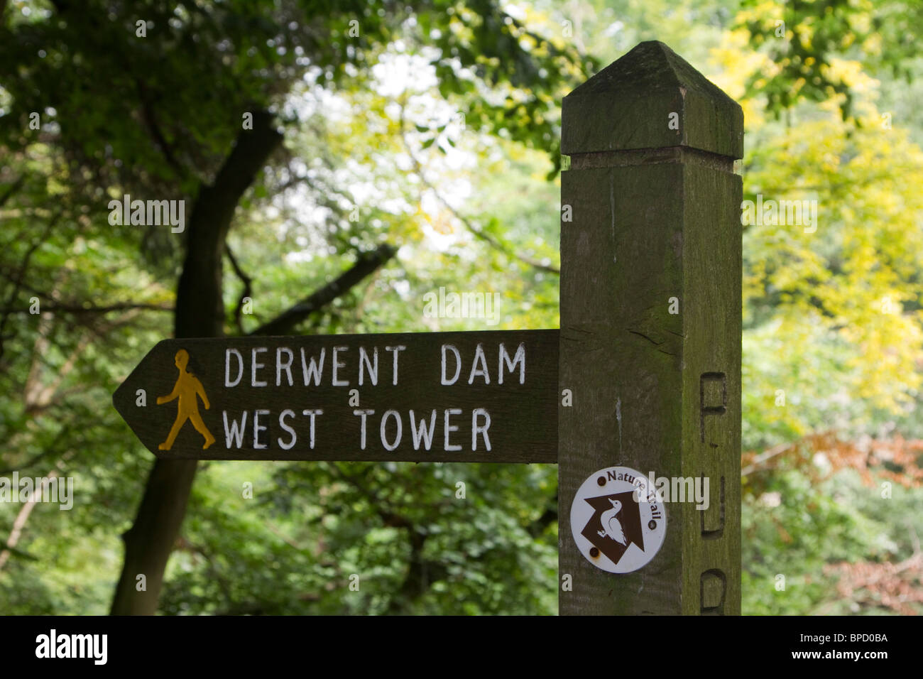 Barrage de Derwent tour ouest panneau parc national de Peak District angleterre derbyshire uk go Banque D'Images