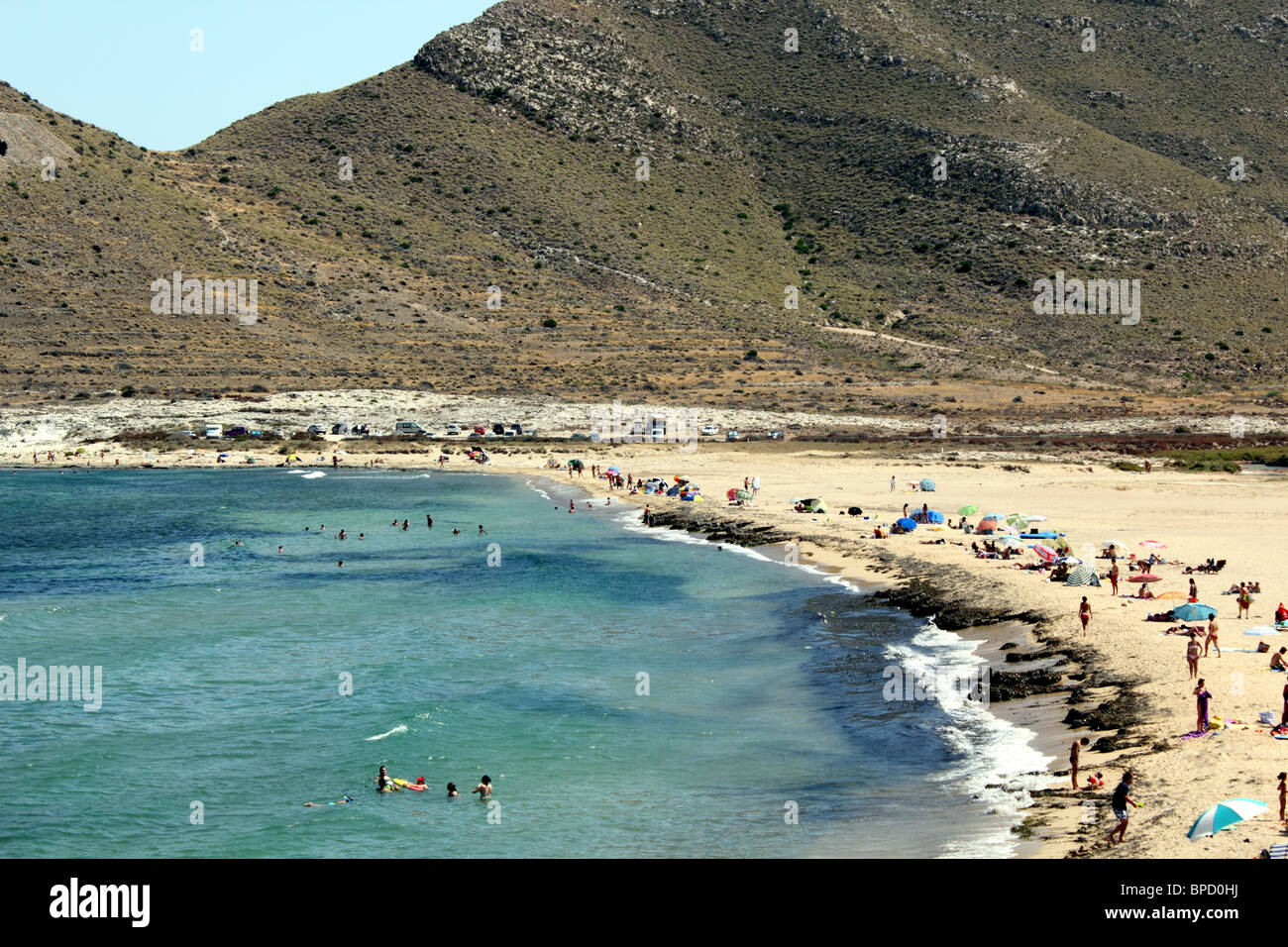 Vue de la plage à El Playazo, près de las Negras, dans le parc naturel de Cabo de Gata en Andalousie, Espagne Banque D'Images