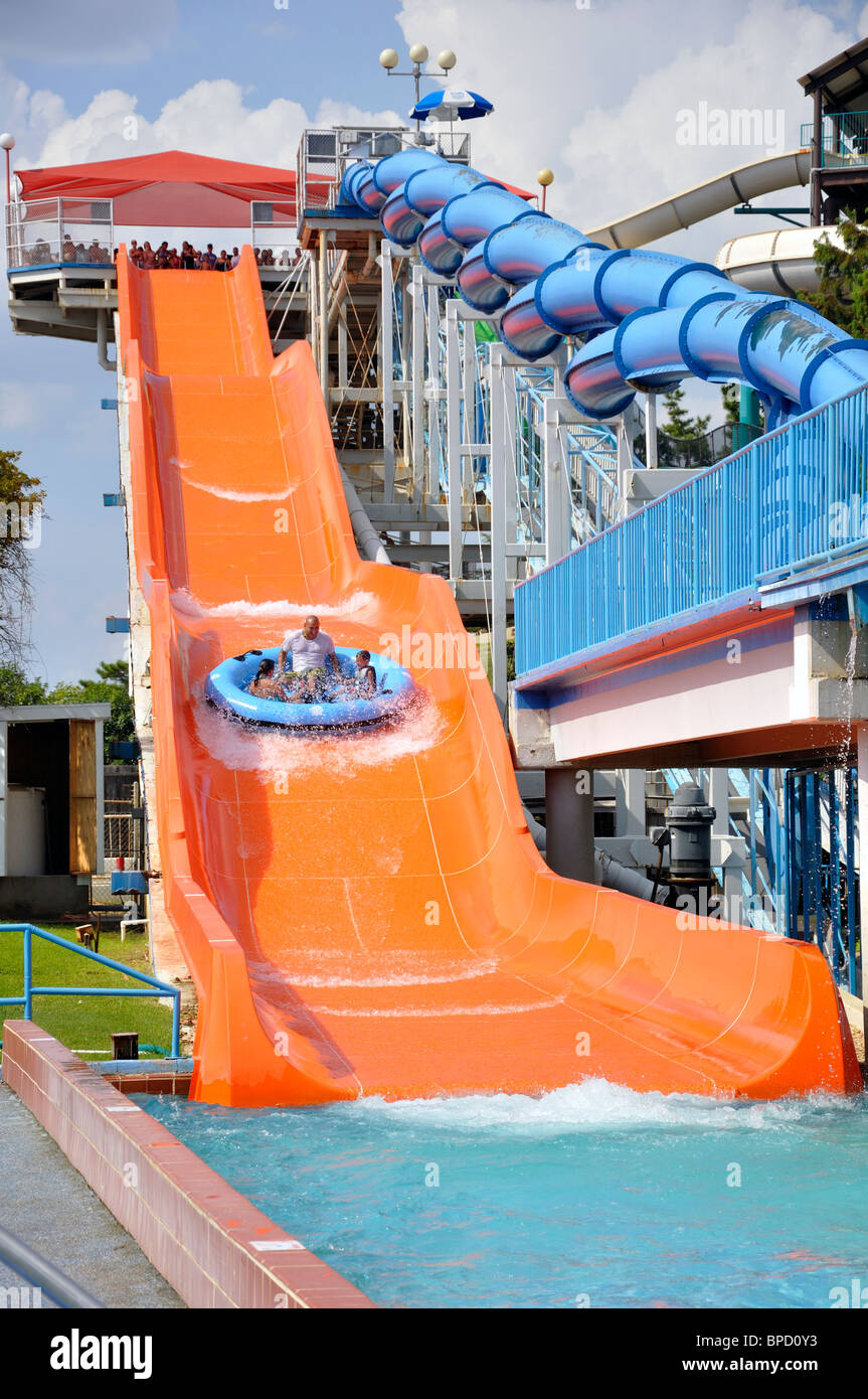 Toboggan au parc aquatique de Hurricane Harbor , Six Flags Over Texas amusement park, Arlington, TX, États-Unis d'Amérique Banque D'Images