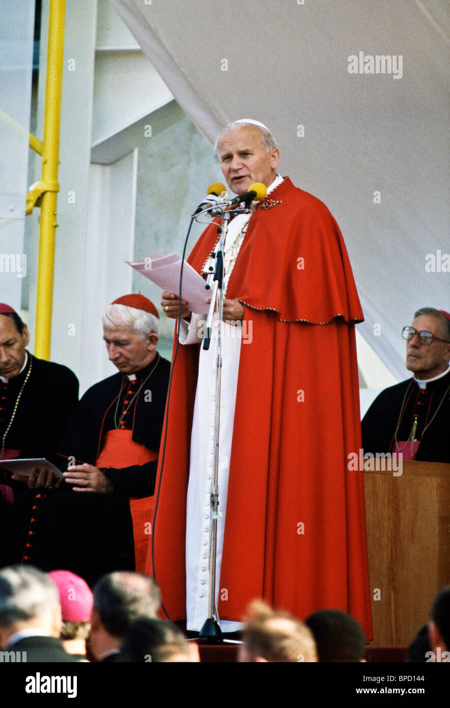 Le cardinal Basil Hume, chef de l'église catholique en Grande-Bretagne, se trouve derrière le Pape Jean Paul II au Palais Crystal pendant une visite en Grande-Bretagne 1982 Banque D'Images