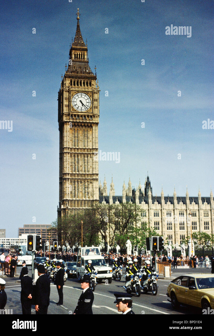 La porte papamobile le Pape Jean-Paul II note de Big Ben et les chambres du Parlement au cours de sa visite en Grande-Bretagne Banque D'Images