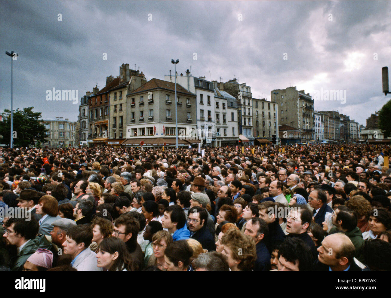 Immense foule se rassemble pour la visite du Pape Jean Paul II à Paris, France Banque D'Images